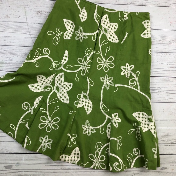 Embroidered green trumpet bottom skirt. - Picture 2 of 4